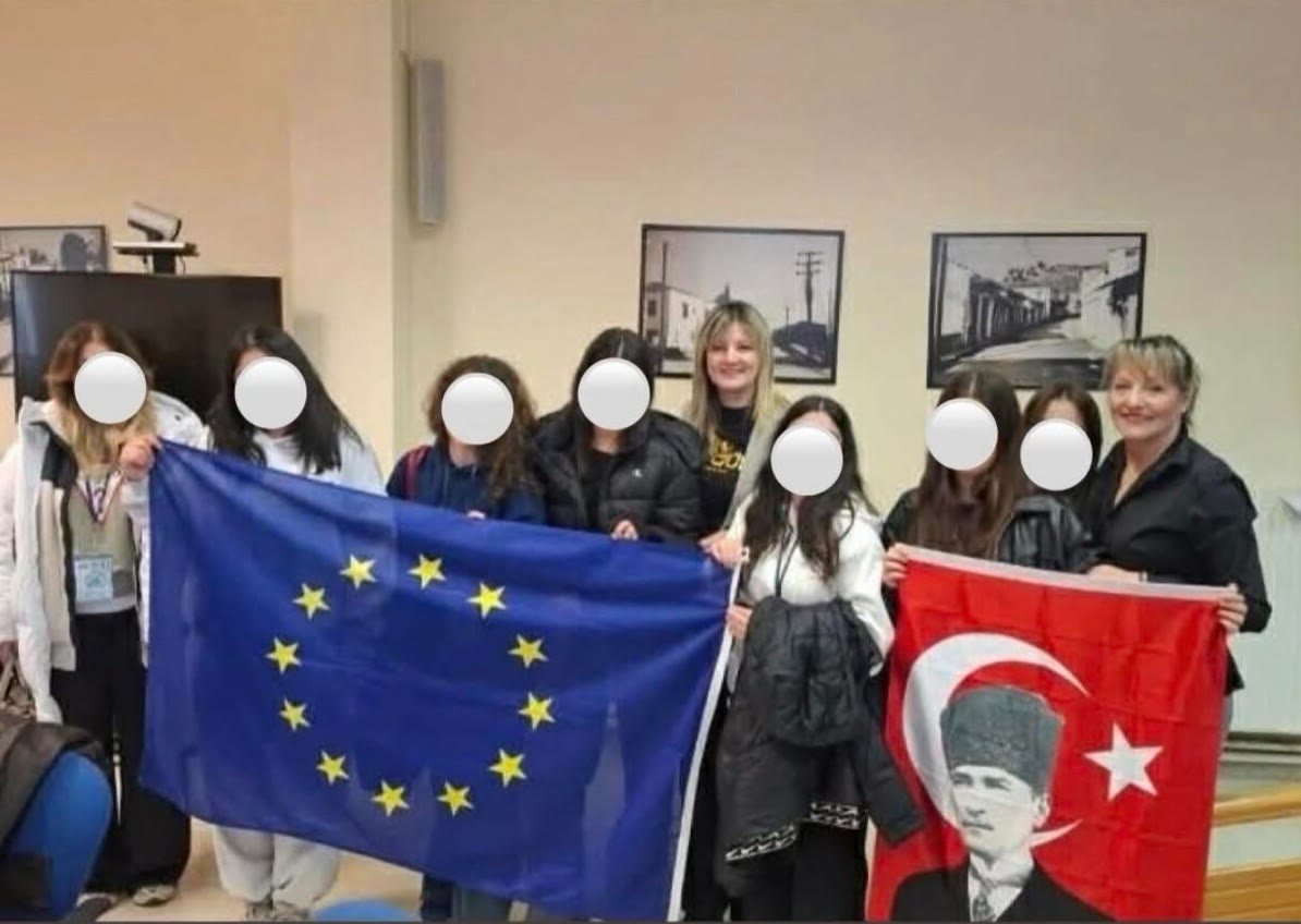 Αντιδήμαρχος Ελασσόνας φωτογραφήθηκε με τη σημαία του Κεμάλ Ατατούρκ - Σφοδρές αντιδράσεις