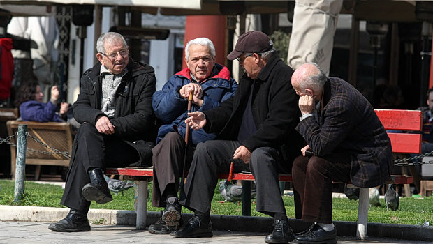 Η ελλάδα γερνάει και ερημοποιείται