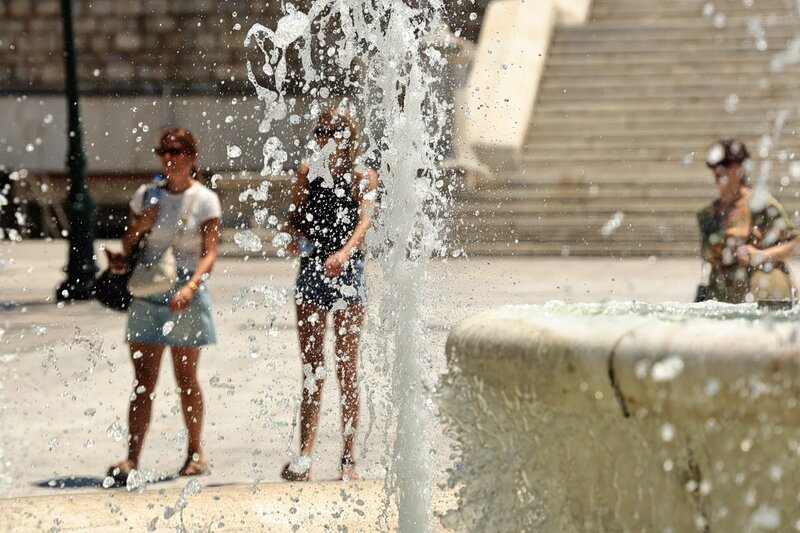 Τέλος στην αφόρητη ζέστη, πέφτει η θερμοκρασία - πού θα σημειωθούν καταιγίδες