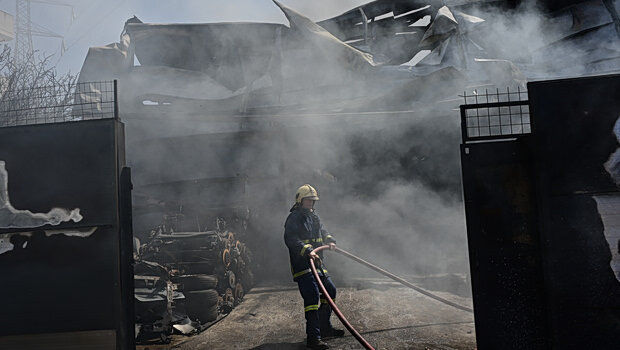 Μενίδι: υπό έλεγχο η φωτιά στο κατάστημα με ανταλλακτικά αυτοκινήτων - με έγκαυμα ο ιδιοκτήτης