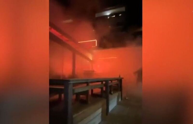 Νέο βίντεο-σοκ από την δράμα στο κραν μοντανά: νέοι σπάνε τις τζαμαρίες με καρέκλες για να σωθούν από τις φλόγ