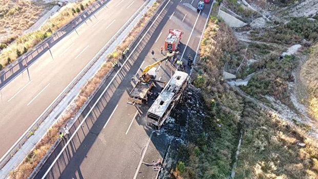 Λεωφορείο τυλίχτηκε στις φλόγες στην τουρκία - ανάμεσα στα θύματα ένα βρέφος που βρέθηκε κάτω από το σώμα του 