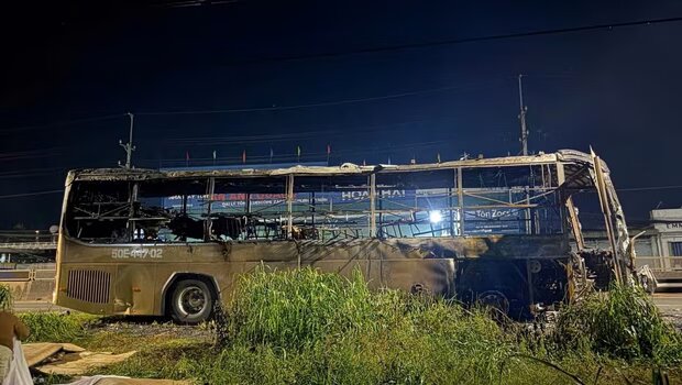 Λεωφορείο τυλίχτηκε στις φλόγες στο βιετνάμ - τουλάχιστον 7 νεκροί