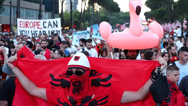 Η «επανάσταση των φλαμίνγκο» στην αλβανία φέρει τη σφραγίδα της γενιάς ζ