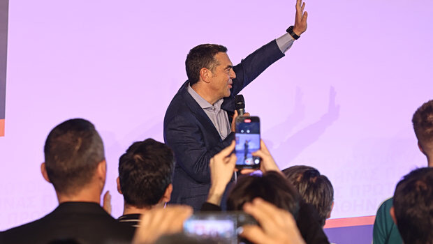 Η επιστροφή που «αναστατώνει την ελληνική πολιτική σκηνή» - οι πρωτοβουλίες τσίπρα «ταξιδεύουν» εκτός συνόρων