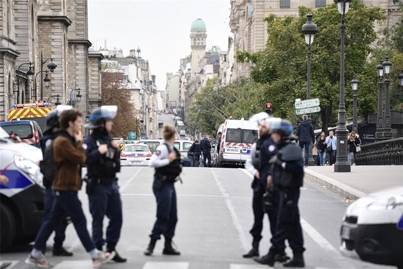 Eπίθεση με μαχαίρι στο παρίσι – τρεις γυναίκες τραυματίστηκαν, οι δύο σοβαρά