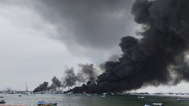 Τεράστια πυρκαγιά στο λιμάνι μάντα - στις φλόγες δεκάδες σκάφη
