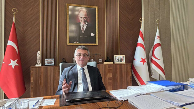 Ο ερχιουρμαν βγάζει την εε από το τραπέζι του κυπριακού