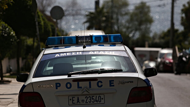 Περιπολικό παρέσυρε 12χρονη έξω από σχολείο τραυματίζοντάς την σοβαρά στο πόδι
