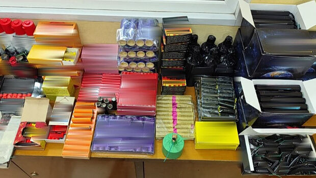 Περισσότερα από πέντε κιλά εκρηκτικών και 523 κροτίδες βρέθηκαν σε Μεσολόγγι και Πύργο - Συνελήφθησαν τρία άτο