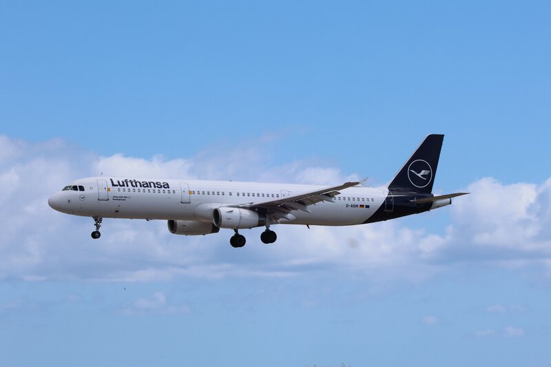 Αεροσκάφος της lufthansa προσγειώθηκε εκτάκτως στη λιόν - powerbank έπιασε φωτιά εν πτήσει