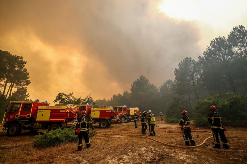 Η ευρώπη στις φλόγες: στάχτη 1,5 εκατ. στρέμματα, πάνω από 320.000 οι εκτοπισμένοι σε γαλλία και ισπανία - σε 