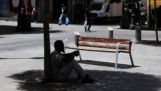 Η ευρώπη στο «καμίνι» του καύσωνα: εκατοντάδες απώλειες, κατάρριψη ρεκόρ 80ετίας και κλιματικά καταφύγια