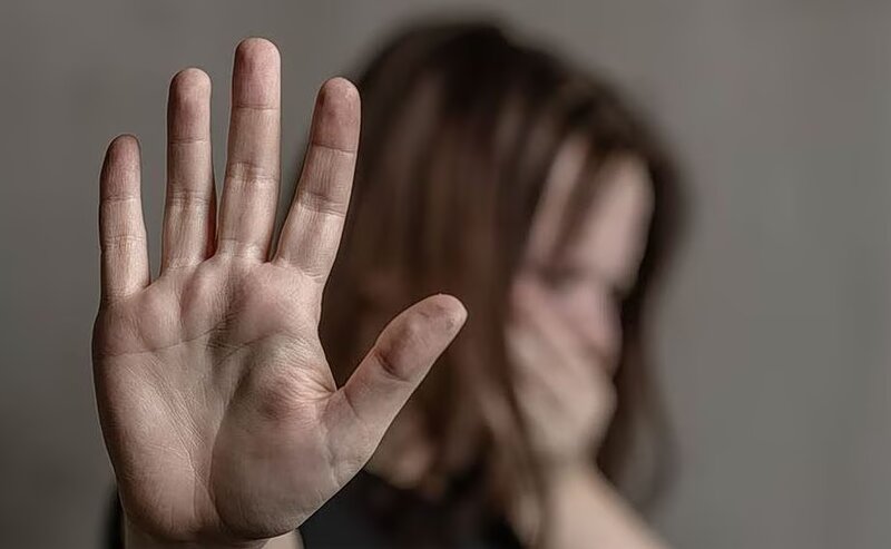 Εφιάλτης για νεαρή μητέρα δύο παιδιών - ο σύντροφός της τη μαστίγωνε με το καλώδιο της τηλεόρασης