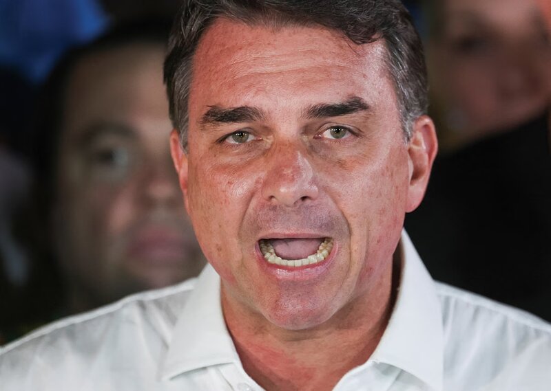 Ο φλάβιο μπολσονάρου λέει ότι κλήθηκε από την ομοσπονδιακή αστυνομία να παραδώσει το διαβατήριό του