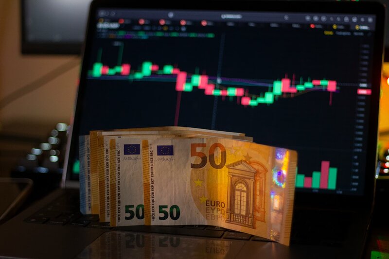 Ο φόβος των κρίσεων, το «κιτ των 72 ωρών» και τα απαραίτητα μετρητά σε απόθεμα