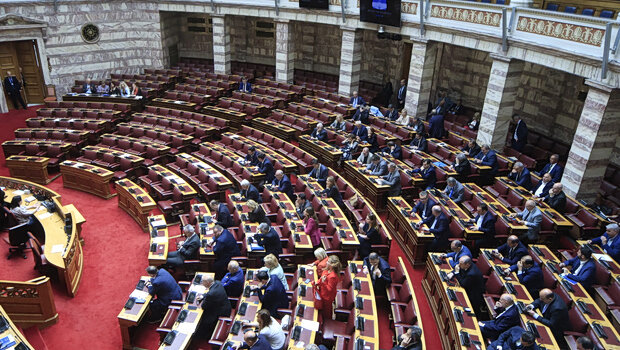 Σφοδρή αντιπαράθεση για τις υποκλοπές - πυρά αντιπολίτευσης στην κυβέρνηση μετά το «μπάζωμα» της εξεταστικής