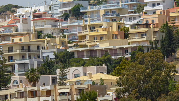 «φόρος» στα κλειστά σπίτια και επαναφορά του φπα στα νεόδμητα ακίνητα