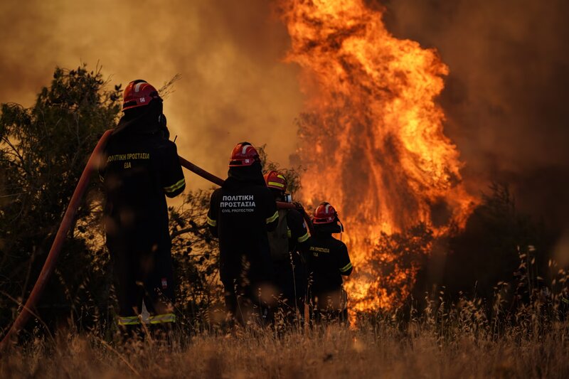 Η φωτιά σε αττική και βοιωτία απελευθέρωσε ενέργεια ίση με έξι βόμβες χιροσίμα - 111.732 στρέμματα έγιναν στάχ