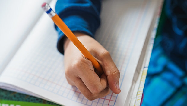 «φρένο» στις οθόνες βάζει η σουηδία - επιστρέφουν οι μαθητές στο «μολύβι και χαρτί»