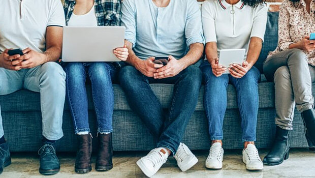 Η gen z «βγάζει» περισσότερα από ό,τι οι millennials