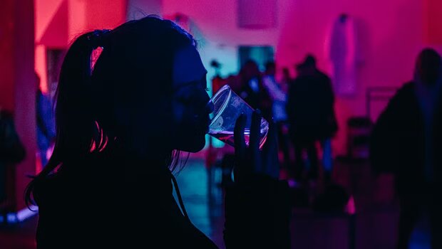 Η gen z τελικά πίνει – απλώς άργησε να... φτάσει στο μπαρ