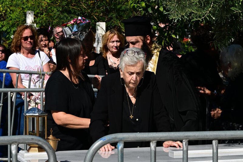 «γιώργο μου, παιδί μου…» - συντετριμμένη η οικογένεια μαζωνάκη στο 40ημερο μνημόσυνο του τραγουδιστή