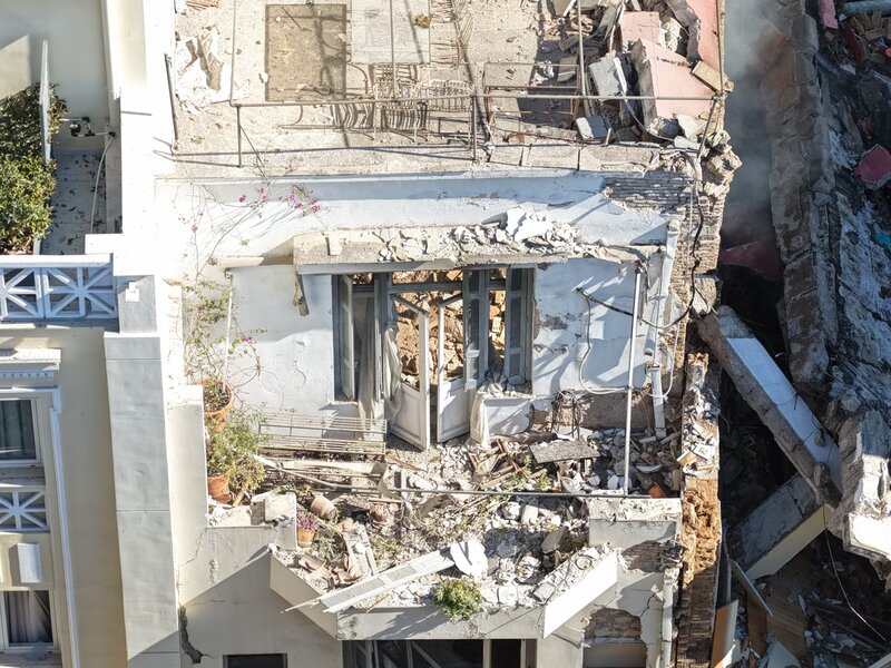 Αγωνία για πέντε αγνοούμενους μετά την έκρηξη σε διώροφο κτίριο στην πλάκα - συνεχίζονται οι έρευνες