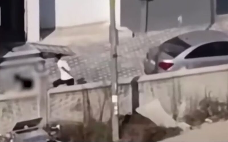 Άγριος ξυλοδαρμός γυναίκας από τον σύντροφό της στη μέση του δρόμου - έκπληξηαριστικό βίντεο