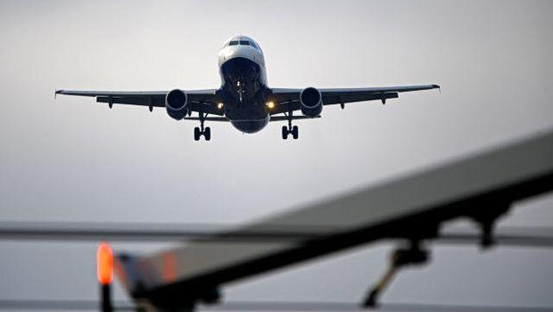 Οι αεροπορικές εταιρείες μειώνουν πτήσεις καθώς αυξάνονται οι φόβοι για έλλειψη καυσίμων