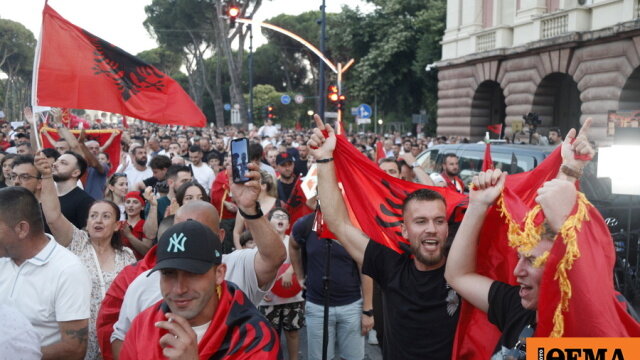 «η αλβανία δεν πωλείται» φωνάζουν οι διαδηλωτές, συγκρούσεις με την αστυνομία και συλλήψεις στα τίρανα