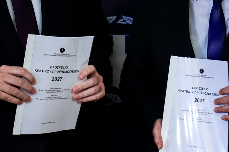 Οι αστερίσκοι πίσω από τα αισιόδοξα νούμερα του κρατικού προϋπολογισμού