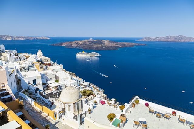 Οι αθηναίοι φεύγουν, αλλά η πόλη δεν αδειάζει – οι αιτίες πίσω από τη φτώχεια διακοπών
