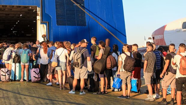 Οι έλληνες βλέπουν τα νησιά... με το κιάλι - στα ύψη οι τιμές ακτοπλοϊκών και αεροπορικών εισιτηρίων