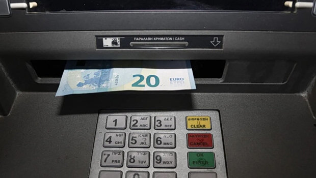 Οι έλληνες επιστρέφουν στα μετρητά - αυξήθηκαν οι αναλήψεις από ατμ