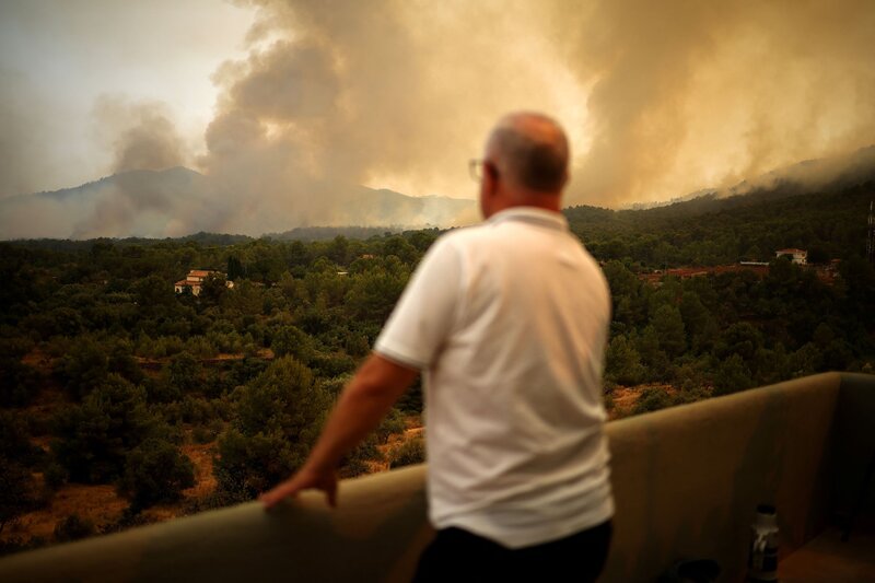 Οι φωτιές μπορεί να καίνε για εβδομάδες - αγώνας δρόμου πριν τον νέο καύσωνα - πνίγεται στους καπνούς το μπορν