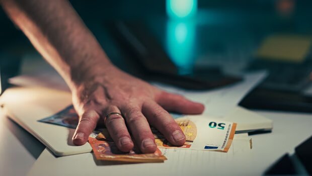 Τη μισή μέρα δουλεύουμε για να πληρώνουμε φόρους και εισφορές: στο 44,8% η φορολογική επιβάρυνση της εργασίας