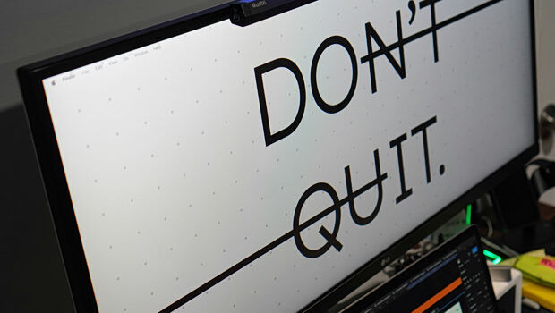 Οι νέοι αλλάζουν τους κανόνες εργασίας και λένε «όχι» στο burnout του γραφείου - 1 στους 4 επιλέγει τεχνικά επ