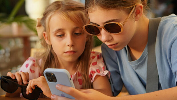 Οι περισσότεροι Ευρωπαίοι υποστηρίζουν την απαγόρευση των social media σε ανηλίκους, σύμφωνα με νέα έρευνα