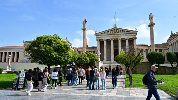 Οι πόλεις που «πνίγονται» από τουρίστες - η θέση της αθήνας και το μεγάλο δίλημμα