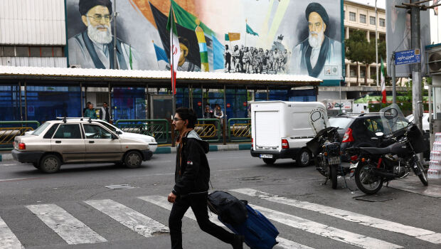 Οι Ιρανοί και ο πόλεμος – Εγκλωβισμένοι ανάμεσα σε ένα σκληρό καθεστώς και τις βόμβες ΗΠΑ και Ισραήλ