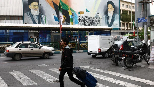 Οι Ιρανοί και ο πόλεμος – Εγκλωβισμένοι ανάμεσα σε ένα σκληρό καθεστώς και τις βόμβες ΗΠΑ και Ισραήλ