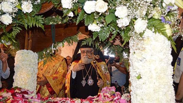 Τι συμβολίζουν τα λουλούδια του Επιταφίου και γιατί πρέπει να τα παίρνουμε στο σπίτι μας;