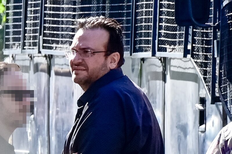 Οι συνομιλίες που «καίνε» τον φίλιππο καμπούρη - «αν σε πάρει κανείς τηλέφωνο, του το κλείνεις στα μούτρα»
