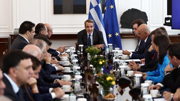 Μια αμήχανη κυβέρνηση παρακολουθεί την οικονομική κρίση να έρχεται χωρίς να κάνει τίποτα γι' αυτό