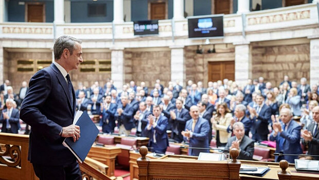 Μια κυβέρνηση σε αποδρομή δεν μπορεί να φαντασιώνεται ότι θα αλλάξει το θεσμικό dna της χώρας