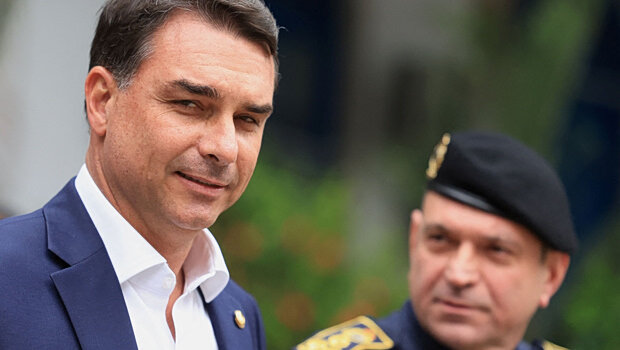 Μια ταινία, ένα σκάνδαλο και οι ευαγγελιστές, μπορεί να στοιχίσουν στον μπολσονάρο την προεδρία