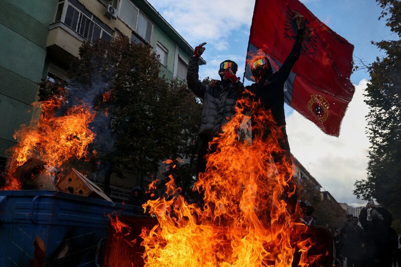 Διαδηλώσεις στην αλβανία: κλιμακώνεται η ένταση με μολότοφ, δακρυγόνα και έντονη αστυνομική καταστολή στα τίρα