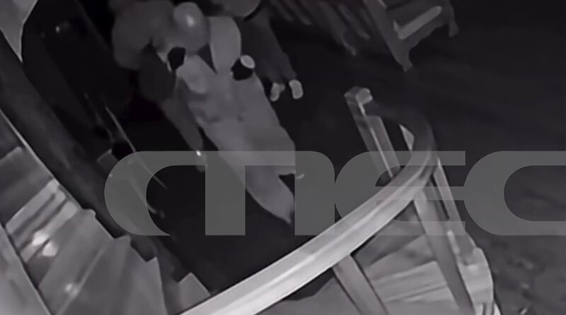 Διαρρήκτες εισβάλλουν σε μονοκατοικία και 18χρονος κλειδώνεται στο δωμάτιο για να γλυτώσει - βίντεο ντοκουμέντ