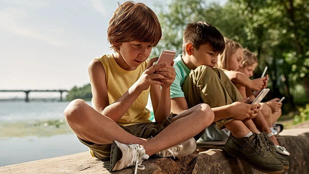 Γιατί η εε βάζει φρένο στην πρόσβαση ανηλίκων στα social media - το ρεκόρ χρήσης στην ελλάδα